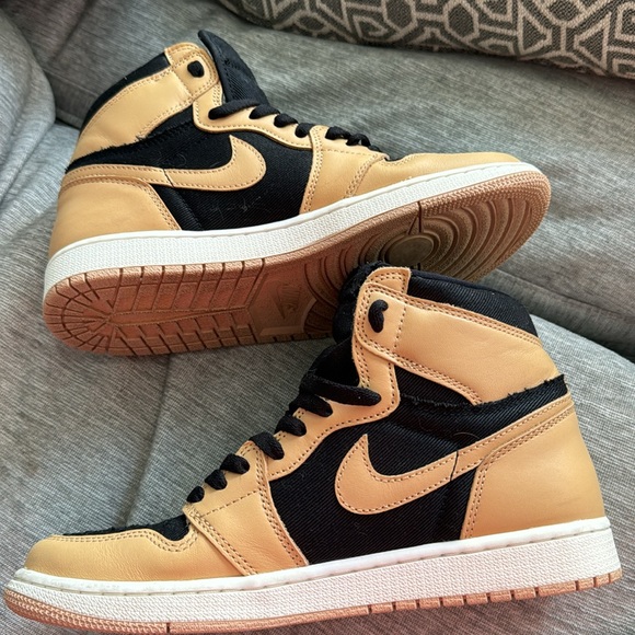 Jordan 1 Heirloom - Picture 2 of 5